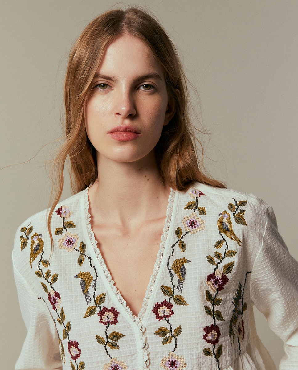 Blusa com Bordado Floral Branco-3