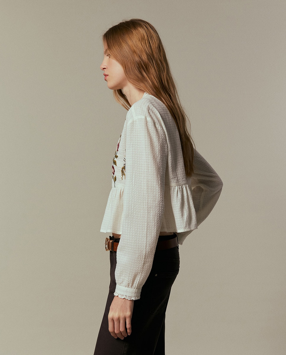 Blusa com Bordado Floral Branco-4