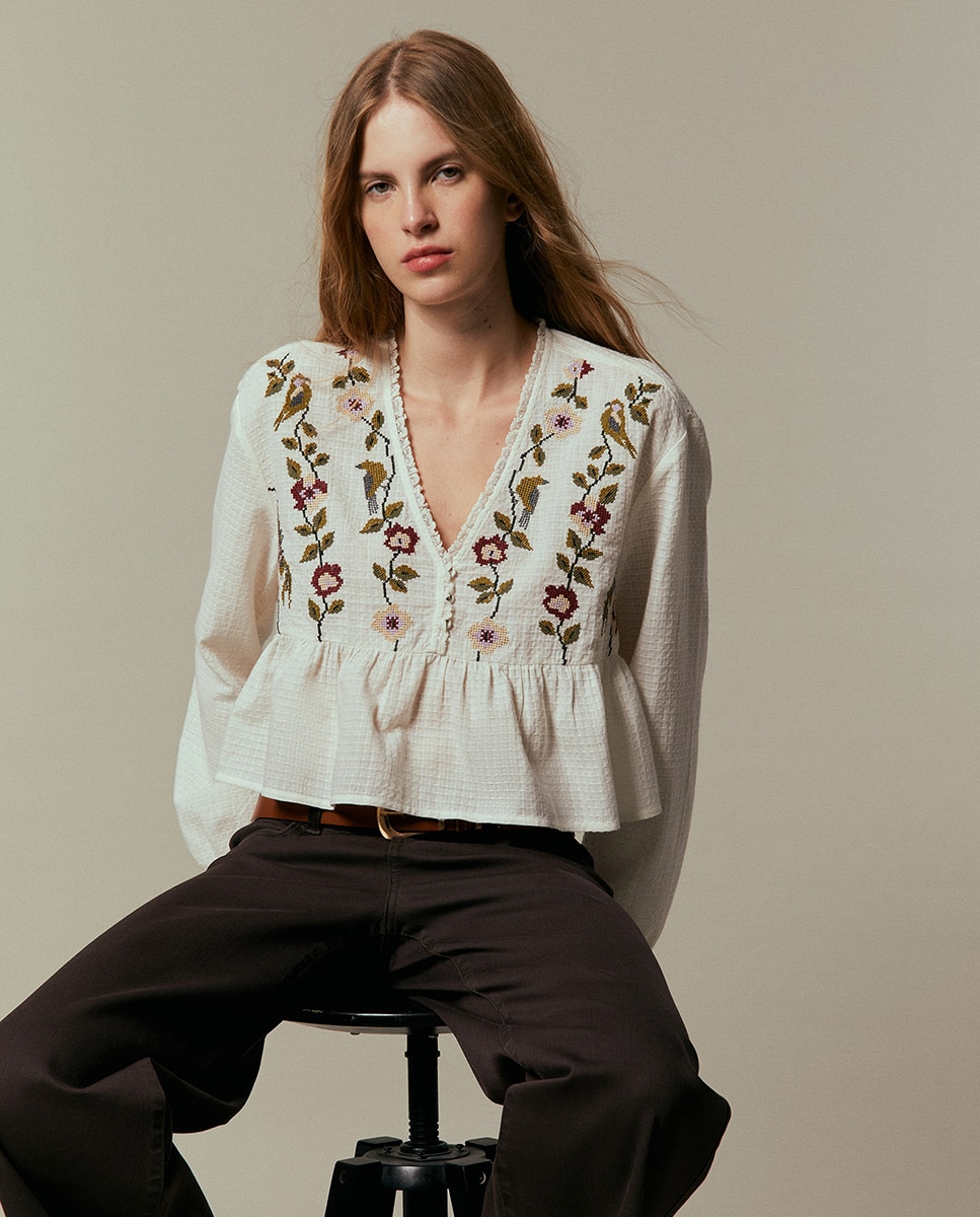 Blusa com Bordado Floral Branco-6
