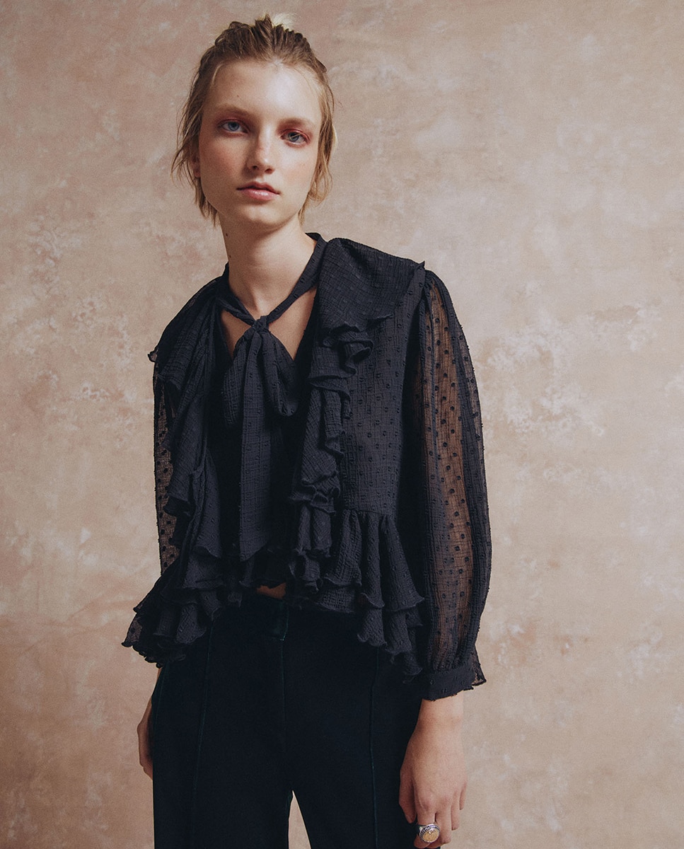 Blusa de plumeti com folhos Preto-2