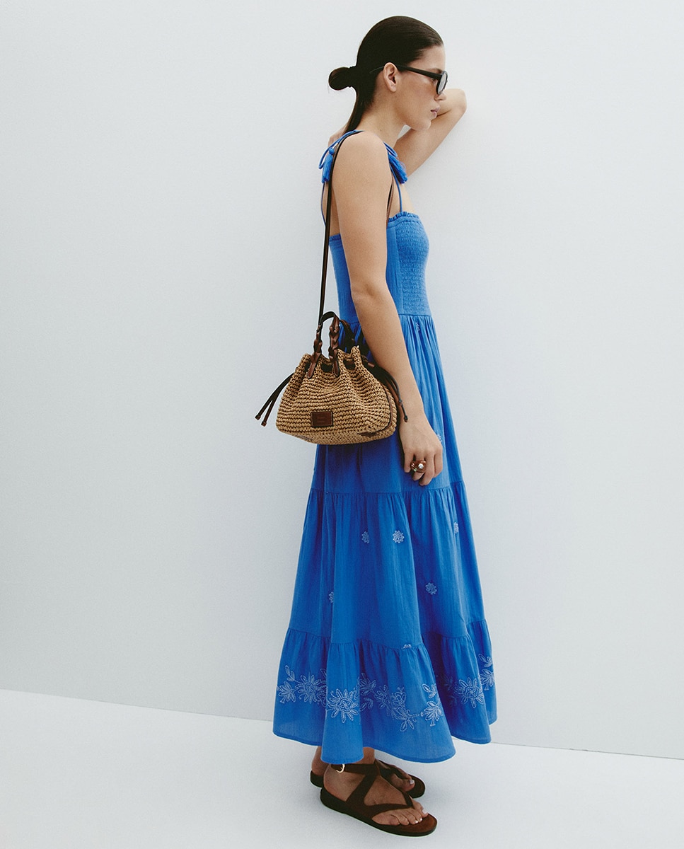 Vestido com Elásticos e Bordado Azul-3