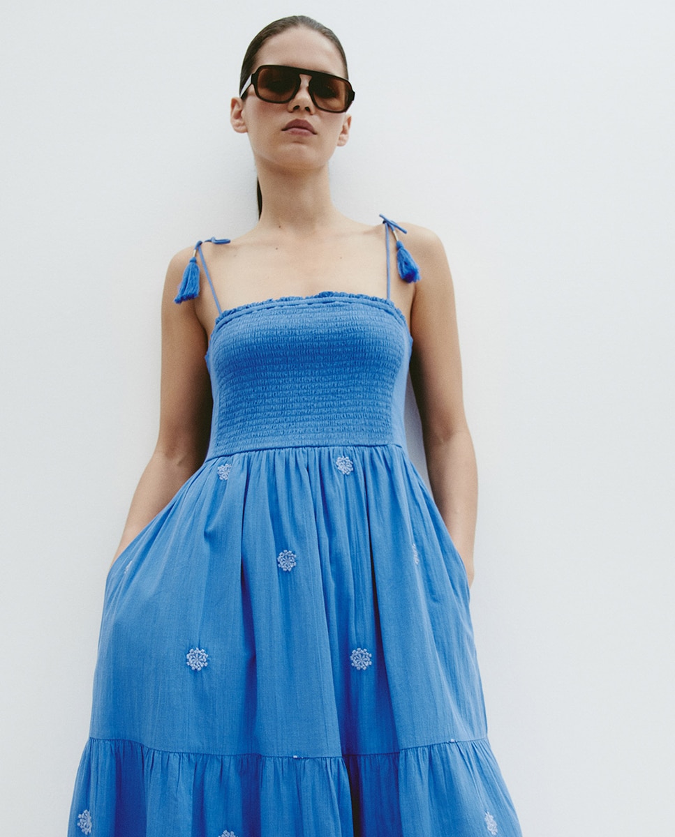 Vestido com Elásticos e Bordado Azul-6