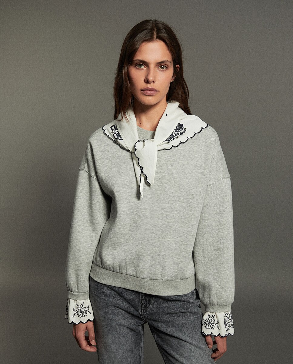 Imagem 0 de Sweatshirt com Lenço Bordado