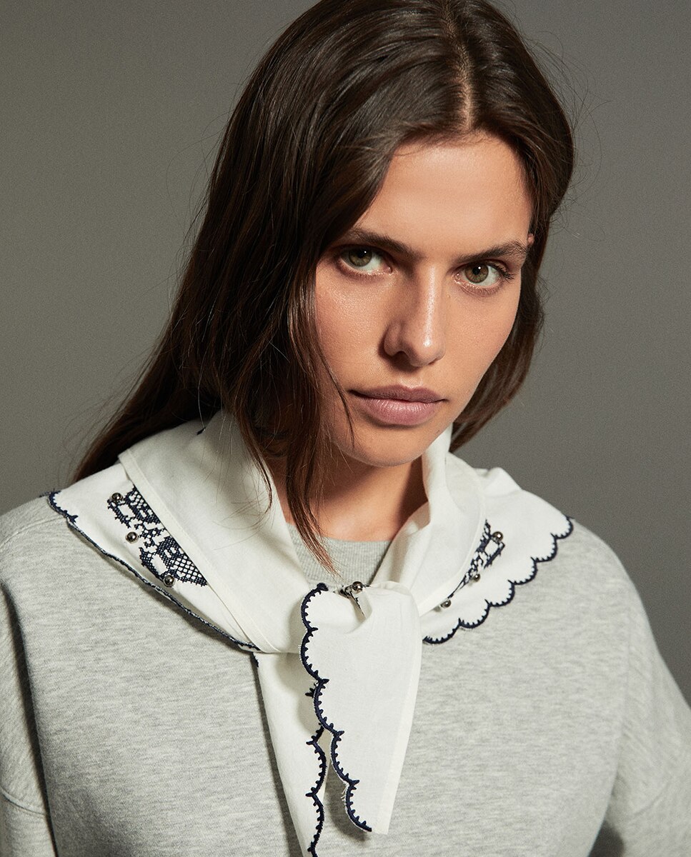 Sweatshirt com Lenço Bordado Cinzento-claro-2