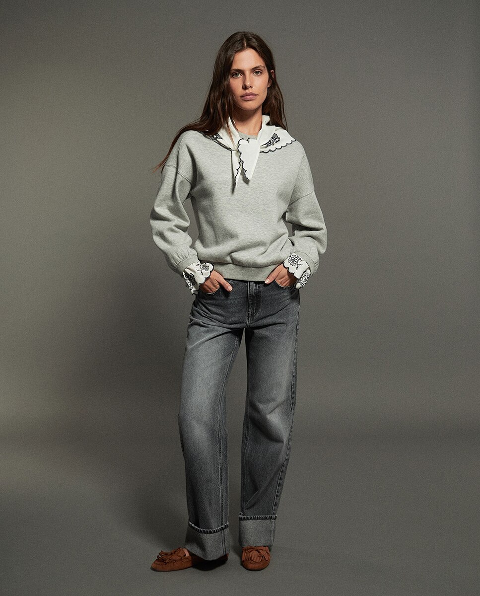 Sweatshirt com Lenço Bordado Cinzento-claro-3