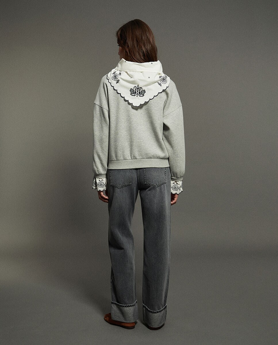 Sweatshirt com Lenço Bordado Cinzento-claro-4