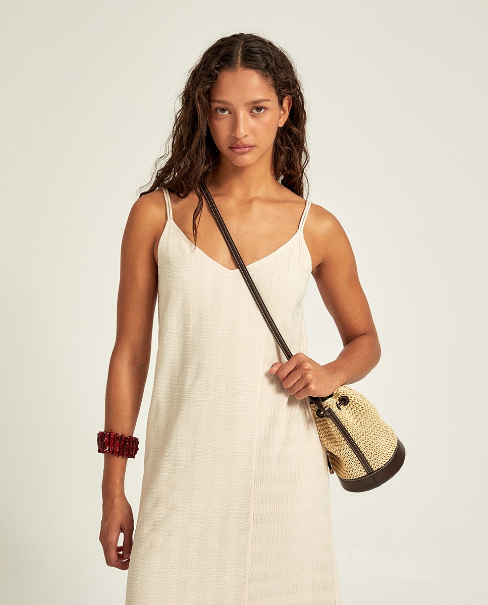 Vestido com Textura e Decote em Bico Branco-2