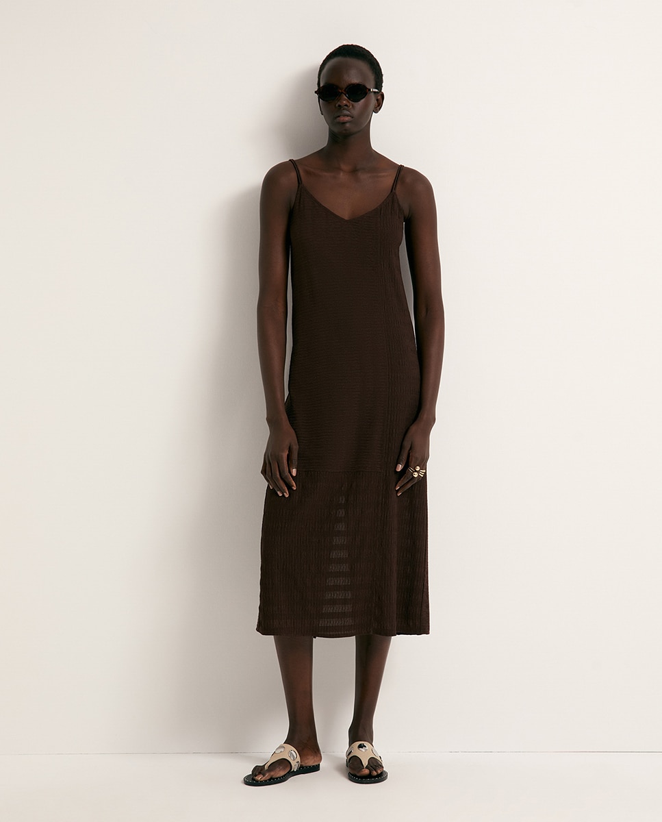 Vestido com Textura e Decote em Bico Castanho-1