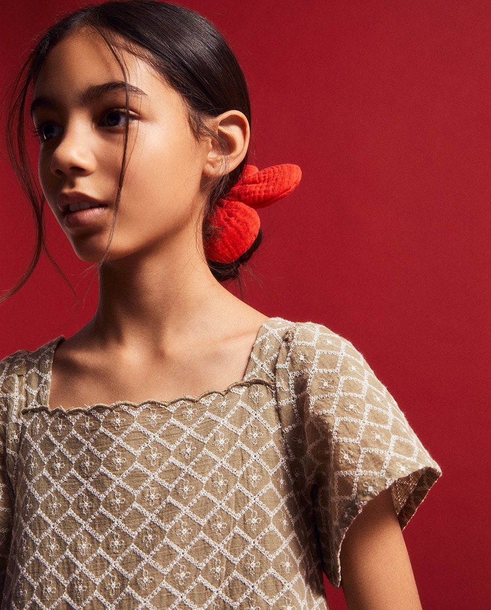 Vestido com Bordado de Losangos Sfera Caqui-2
