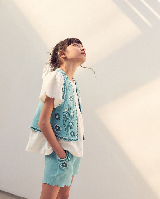 Imagen 0 de Chaleco fantasía bordados