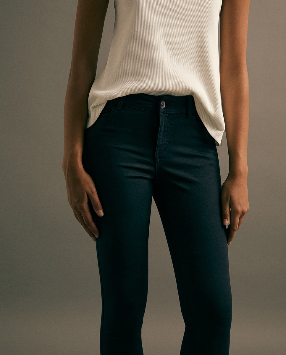Jeans Super Skinny com Cintura Média Preto-3