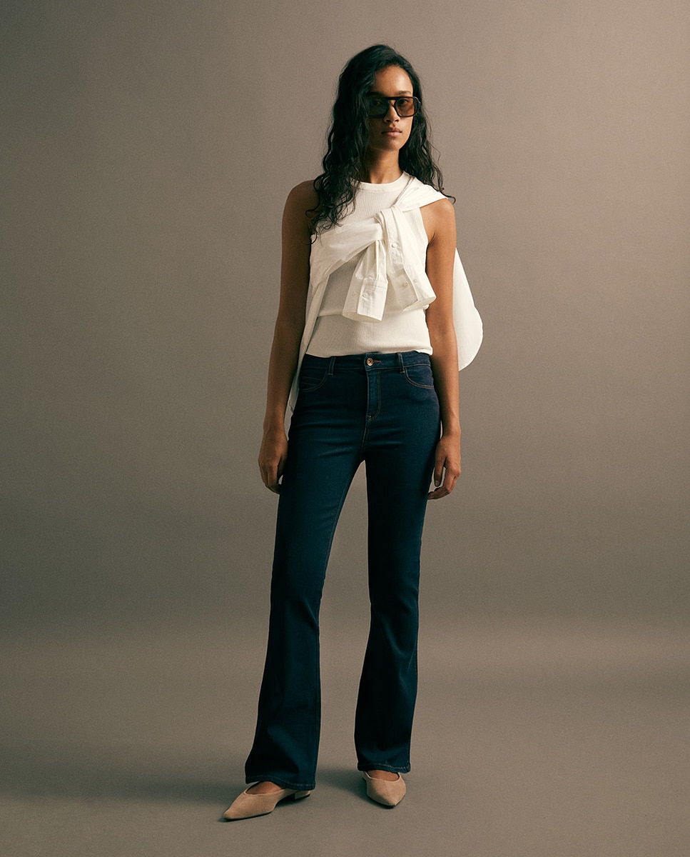 Imagem 0 de Jeans Bootcut com Cintura Subida