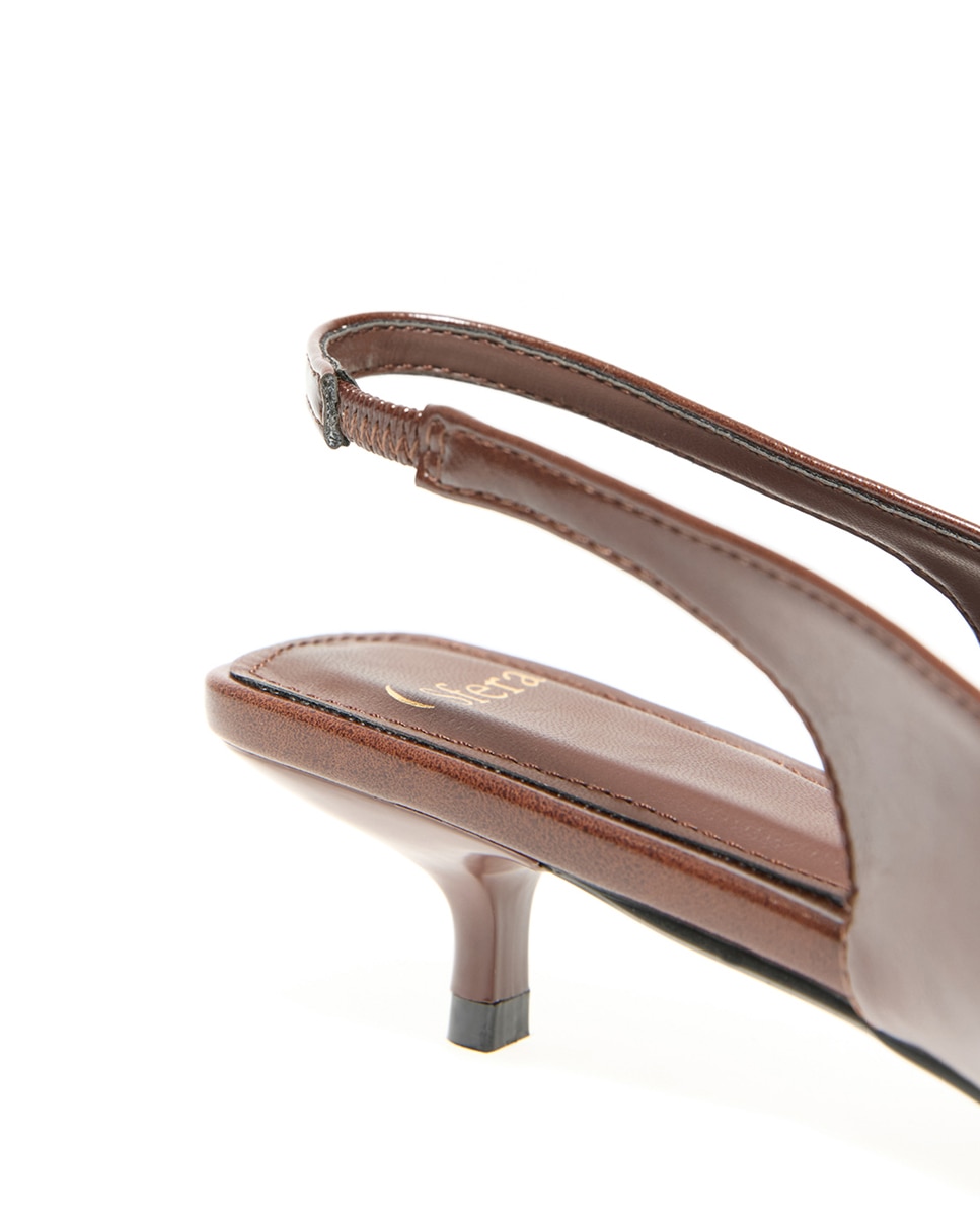 Sapatos Tipo Mules com Aplique Metálico Castanho-5