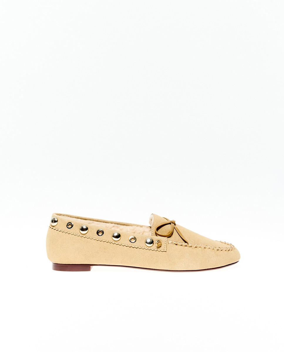 Imagem 0 de Mocassins com Pelo de Borrego e Tachas