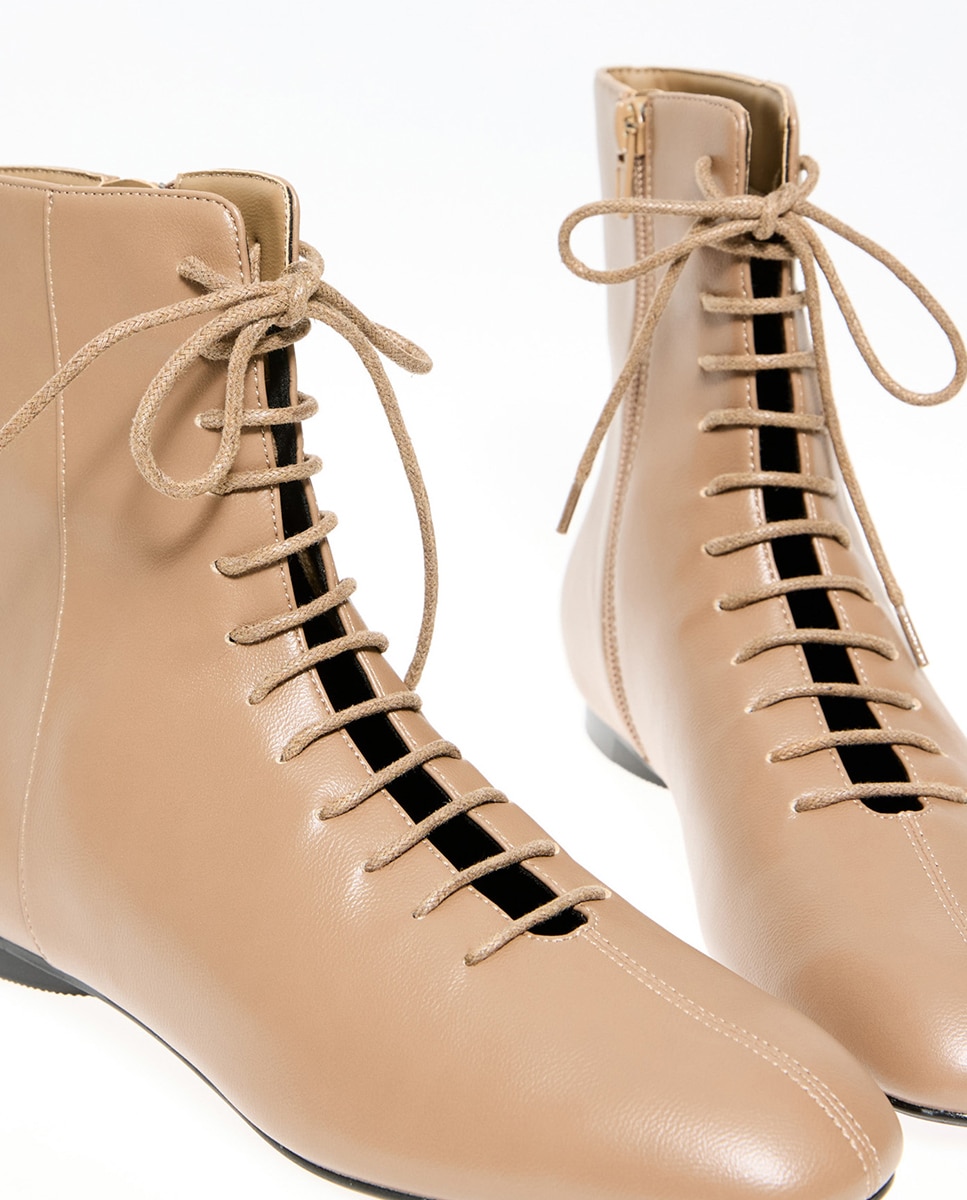 Botins Rasos com Atacadores Vison Claro-2
