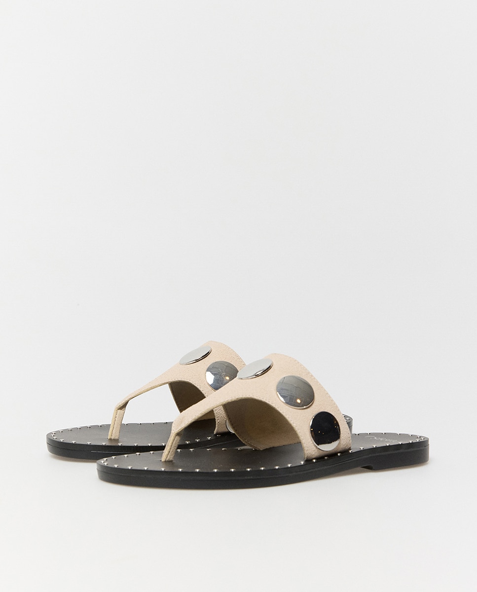 Imagem 0 de Sandálias de Dedo com Tachas Grandes