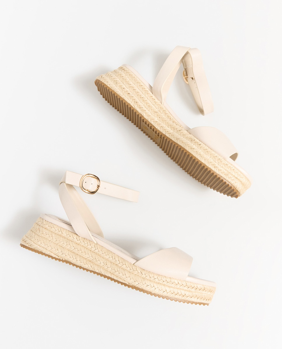 Imagem 0 de Sapatos de Cunha Baixa Básicos