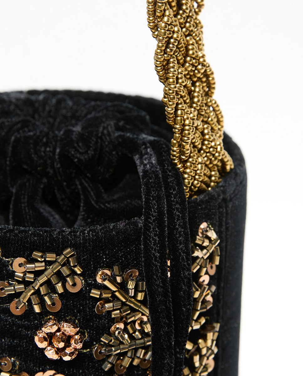 Mala Bucket com Missangas e Flores Preto-2