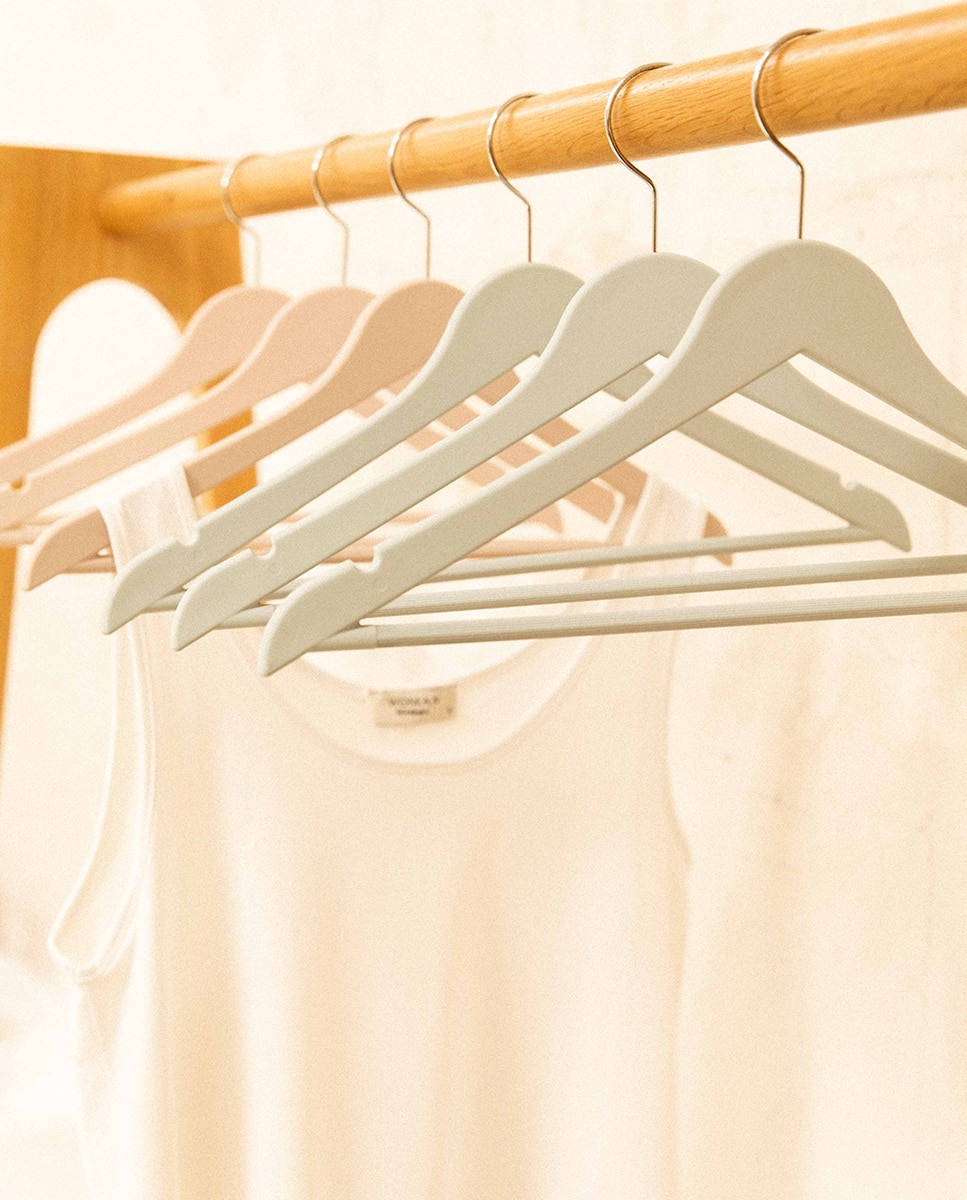 Cabide de madeira com ombreiras El Corte Inglés Branco-4