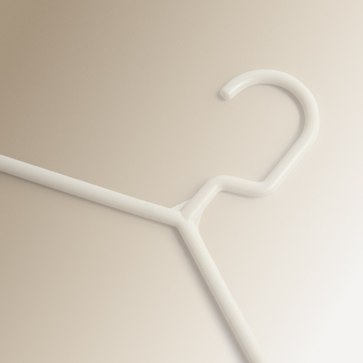 Set 10 perchas blancas de plástico Nuestro Mejor Precio - El Corte Inglés Blanco-2