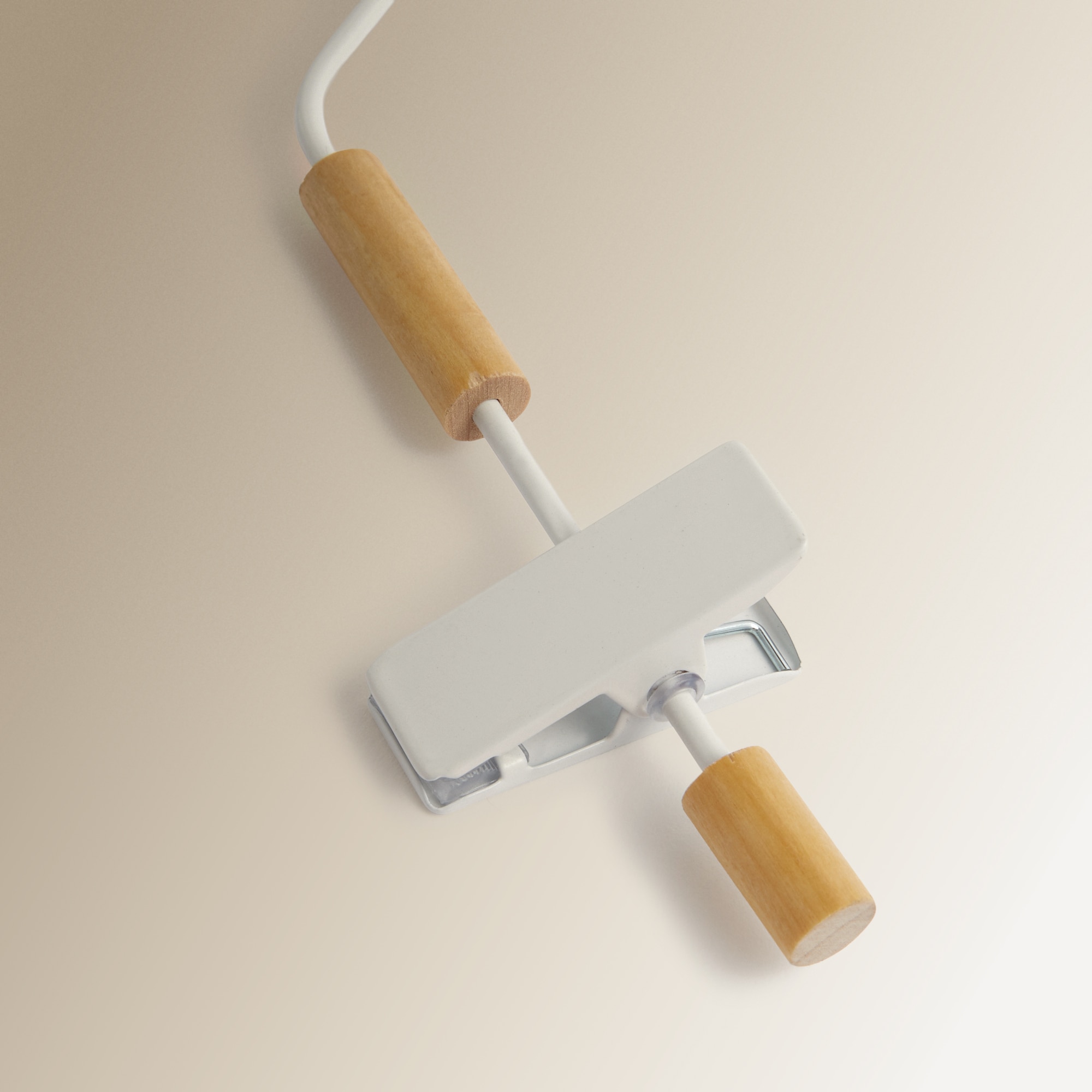 Conjunto de 2 cabides de madeira com molas Branco-2
