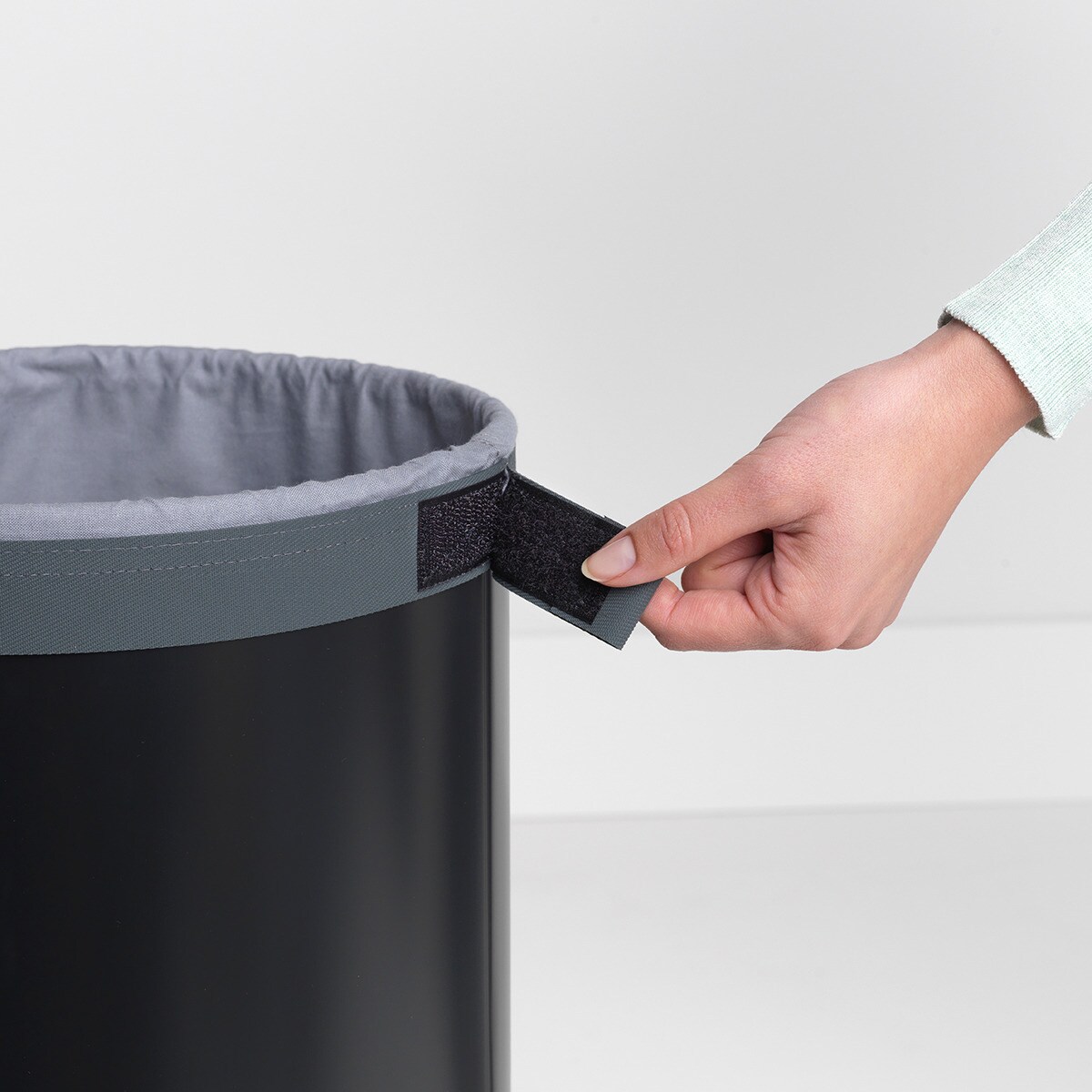 Cesta da roupa de 35 l com tampa de cortiça Linn Brabantia Preto-2