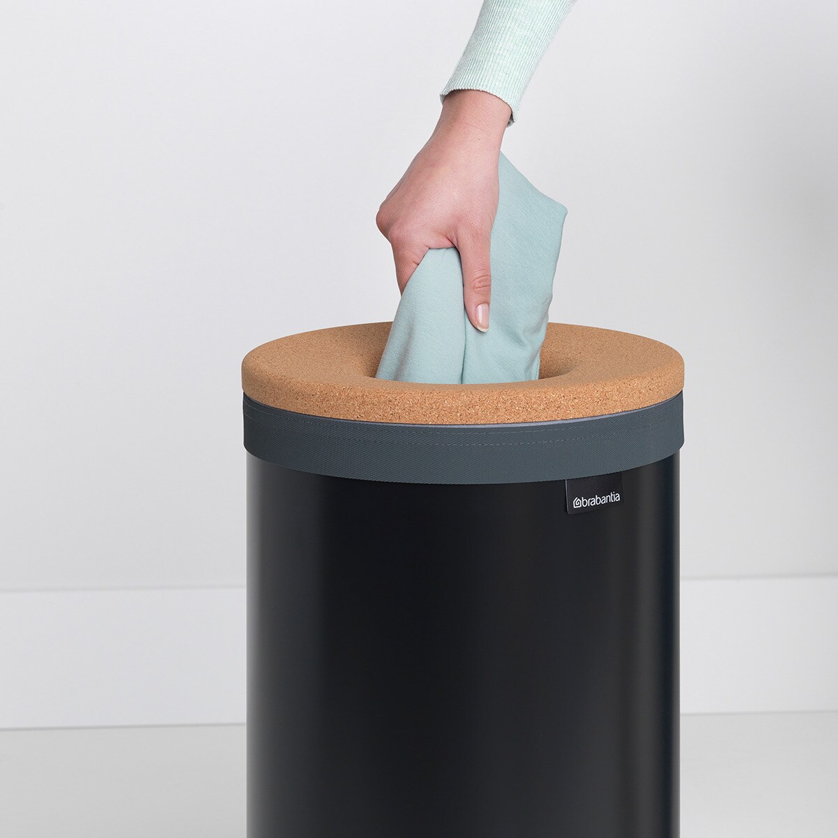 Cesta da roupa de 35 l com tampa de cortiça Linn Brabantia Preto-3