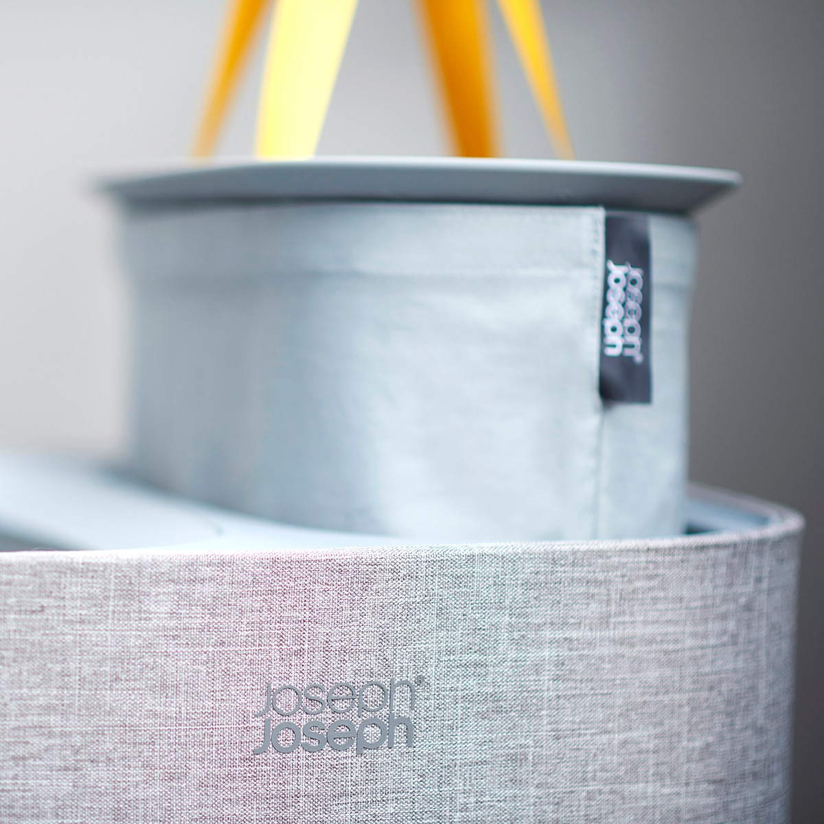 Imagen 10 de Cesto de ropa con separador Total Joseph Joseph - Gris 90 litros Gris