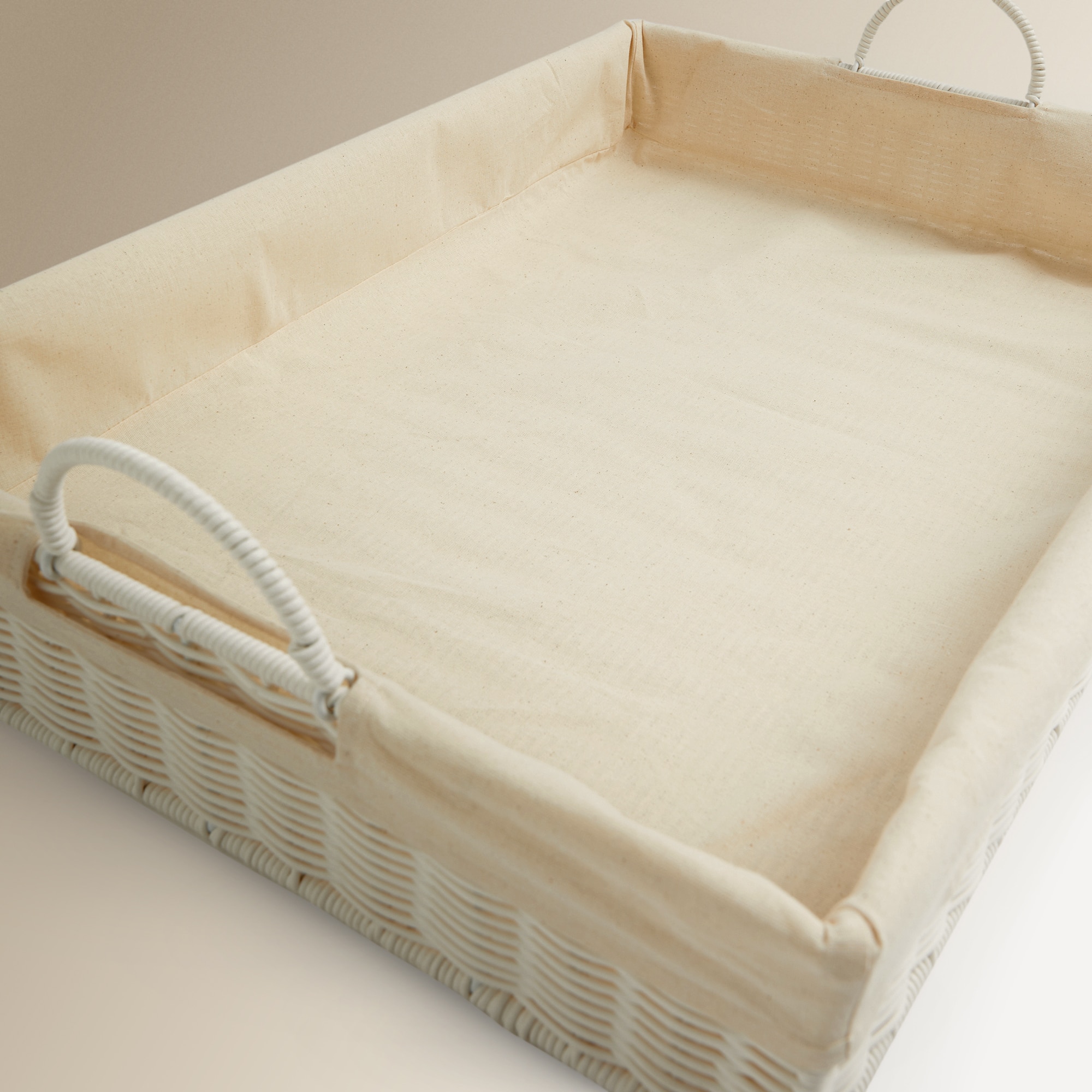 Cesto de Ferro de Engomar em Poli-Rotim Branco-2