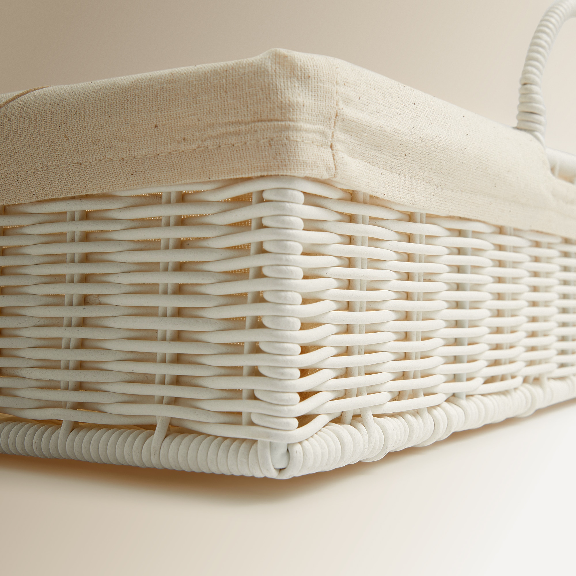 Cesto de Ferro de Engomar em Poli-Rotim Branco-3