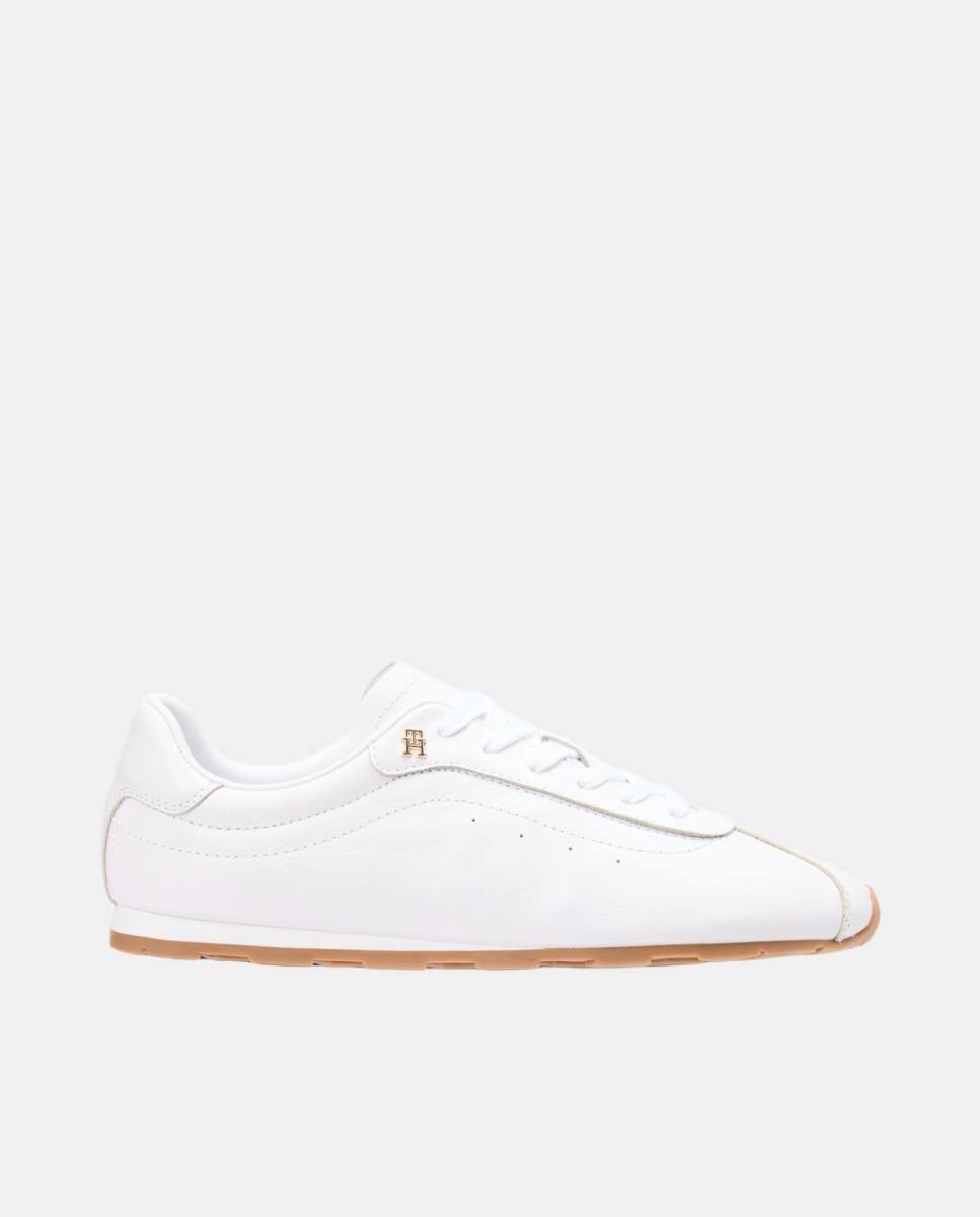 Tommy Hilfiger - Tenis blancos perfil bajo con suela color café.