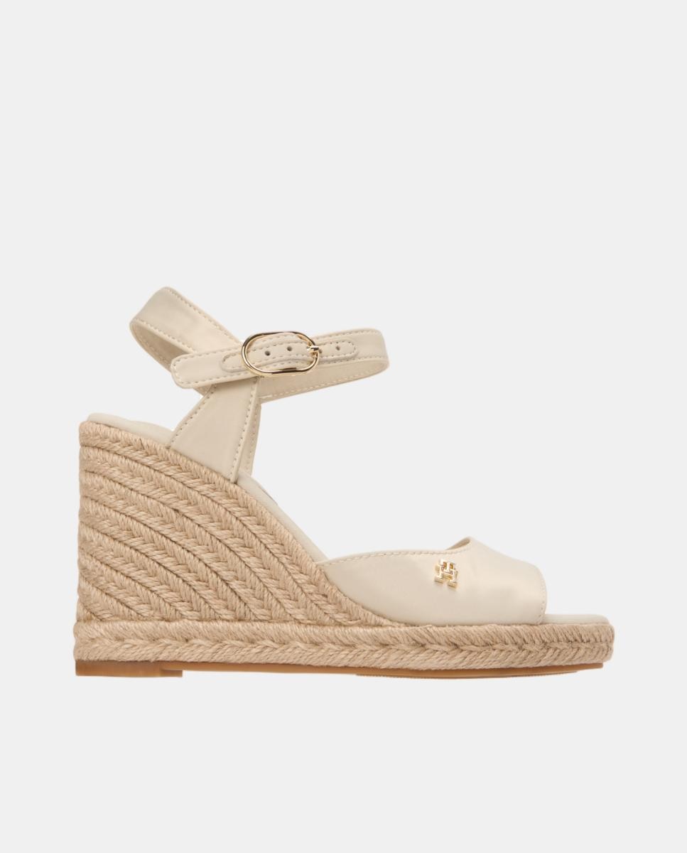 Tommy Hilfiger - Cuña alta de mujer en color beige satinado de Tommy Hilfiger.