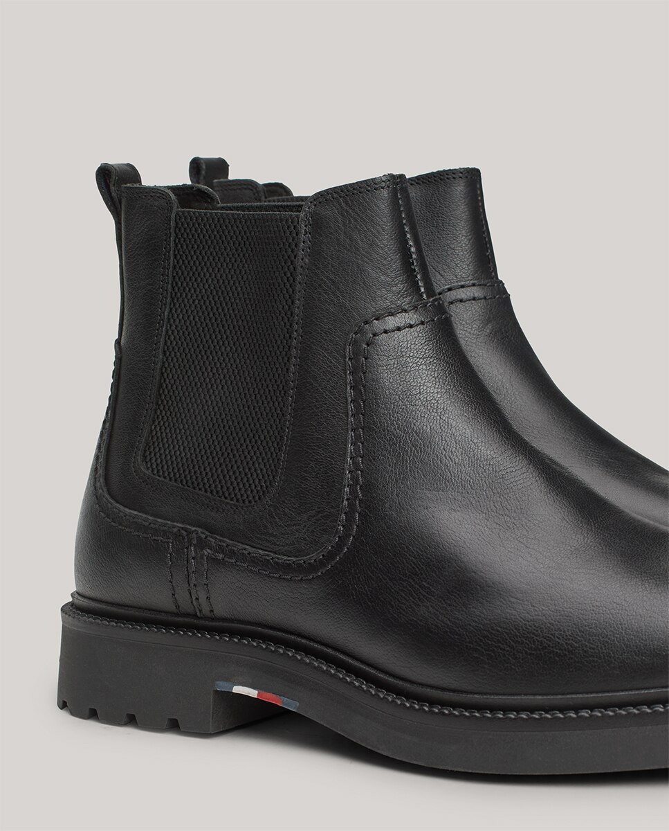 Botins Chelsea em Pele com Desenho Ligeiro Preto-2