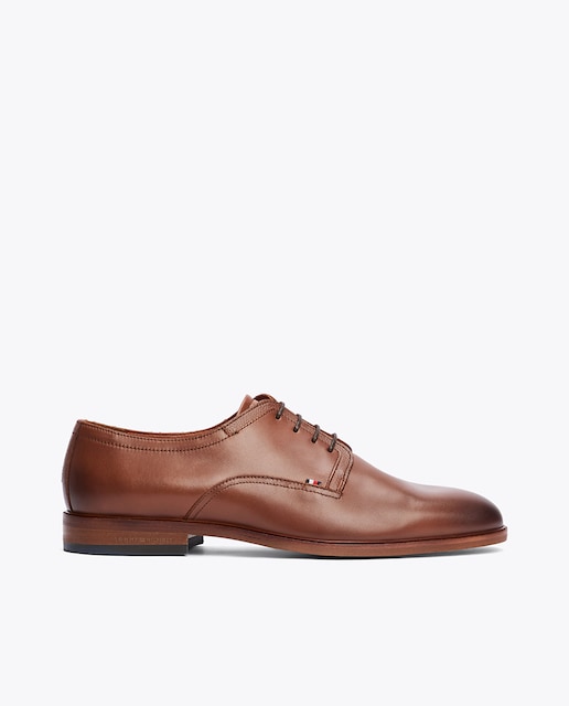 Imagen 0 de Zapatos de hombre piel con insignia trasera