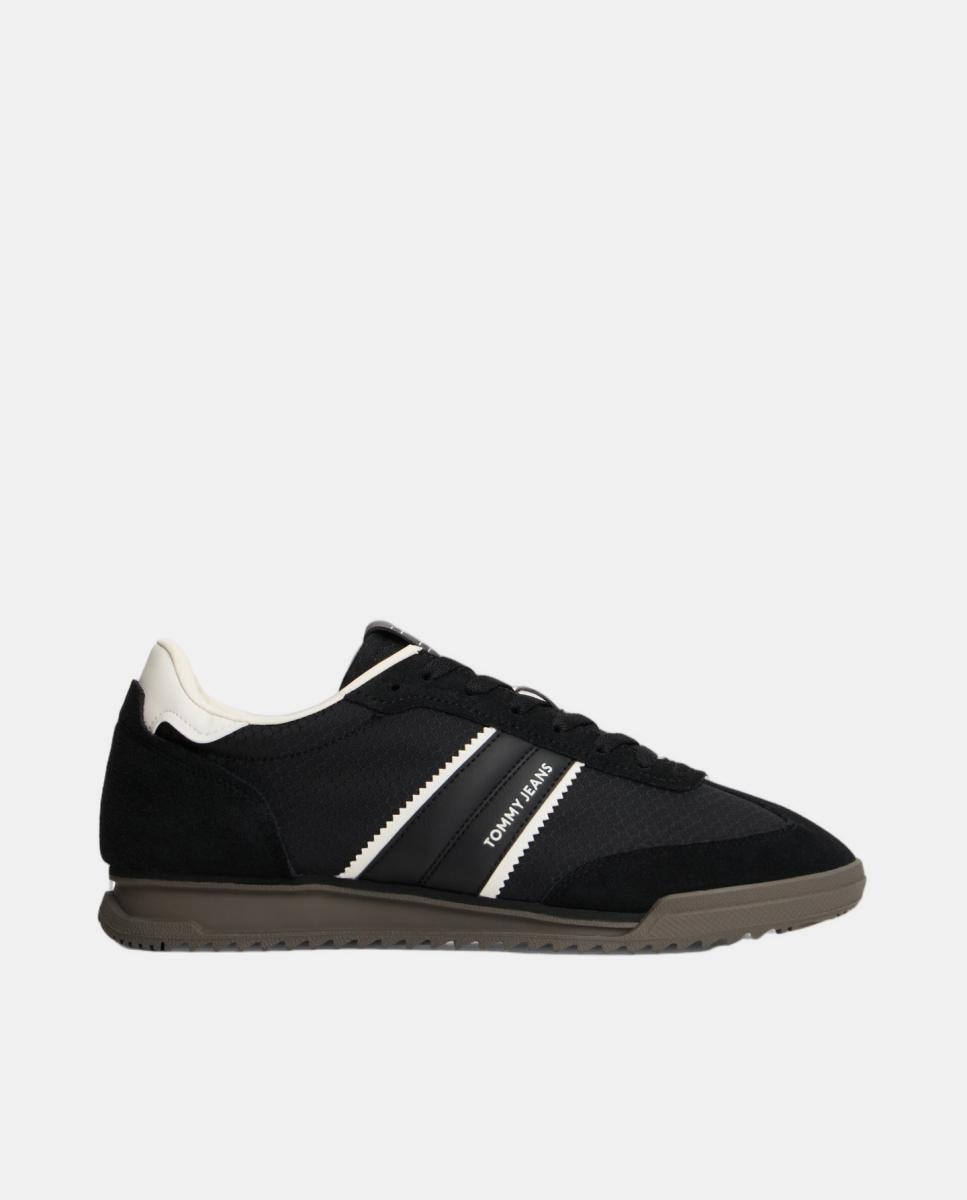 Tommy Hilfiger - Zapatillas deportivas en negro con suela dentada.