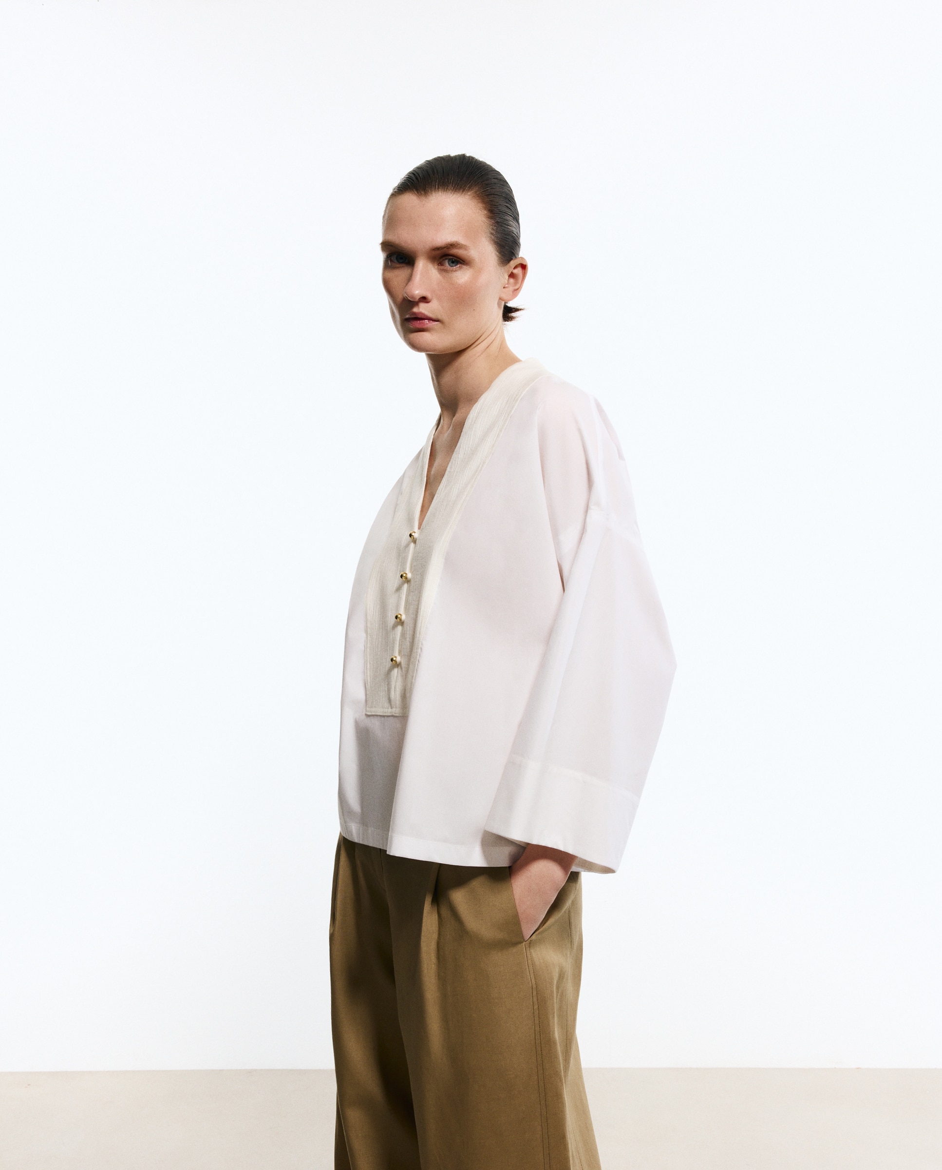 Blusa com Decote em Bico e Peitilho Branco-2