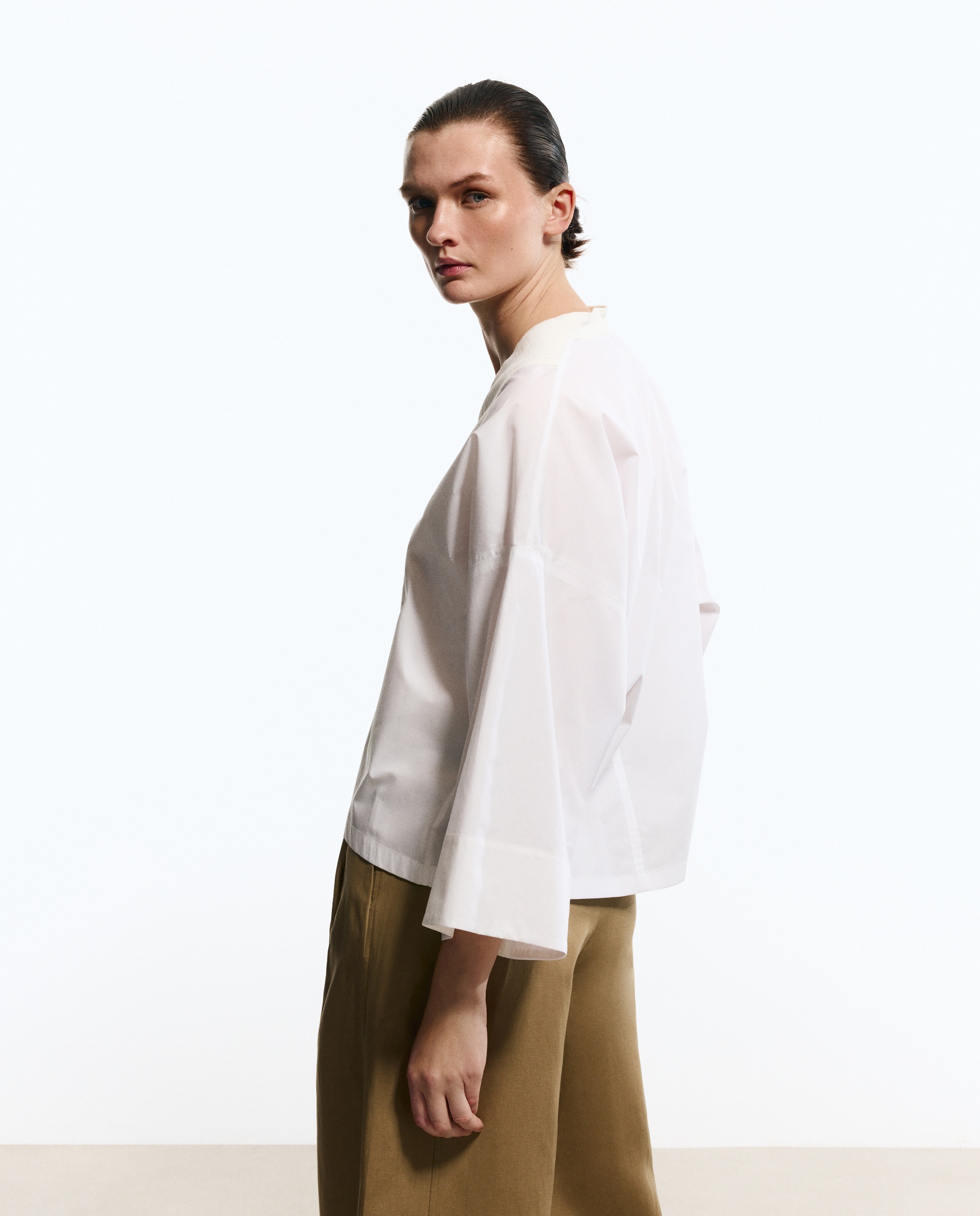 Blusa com Decote em Bico e Peitilho Branco-4