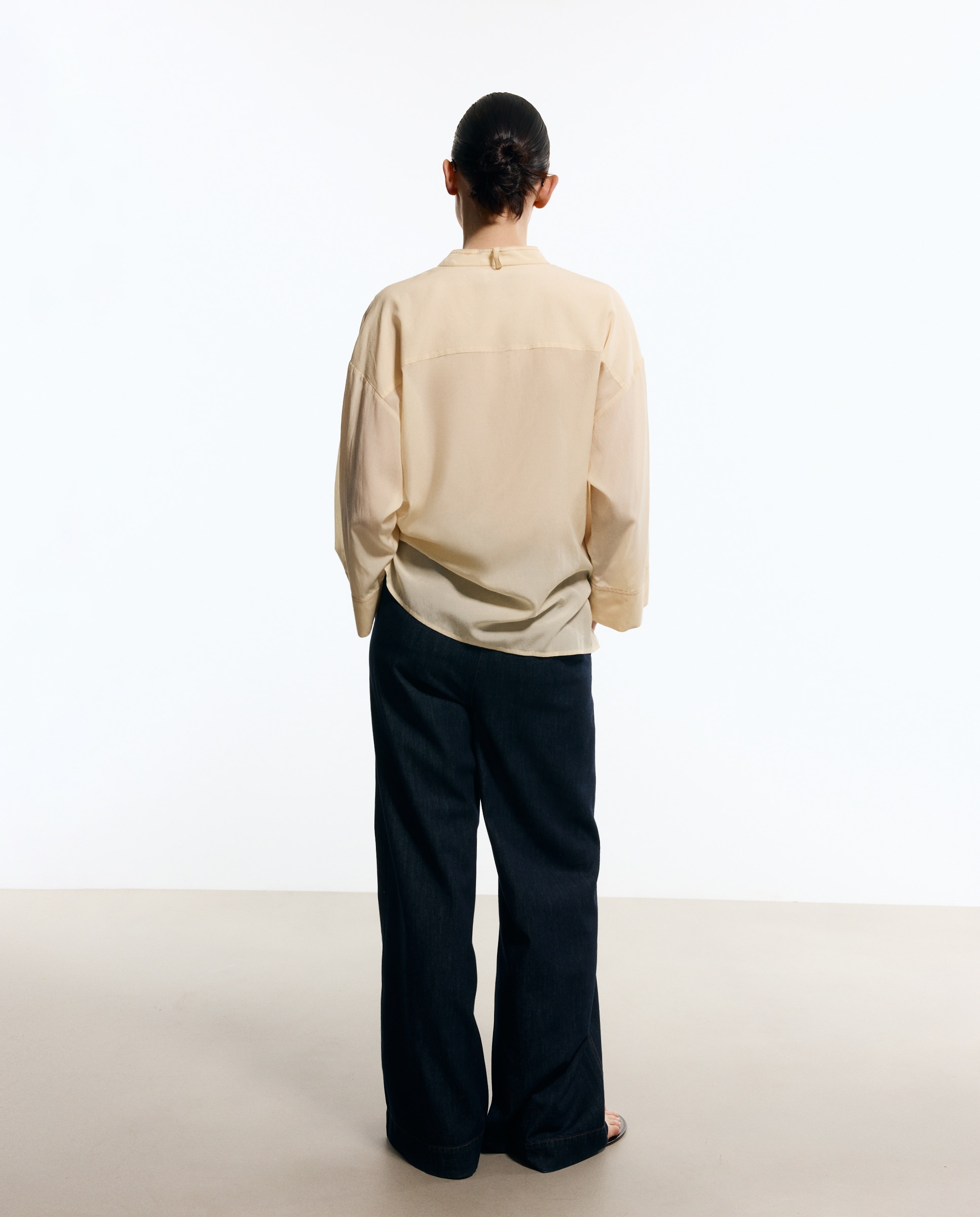 Blusa de mulher com manga comprida e gola à padre 120 Cru-3