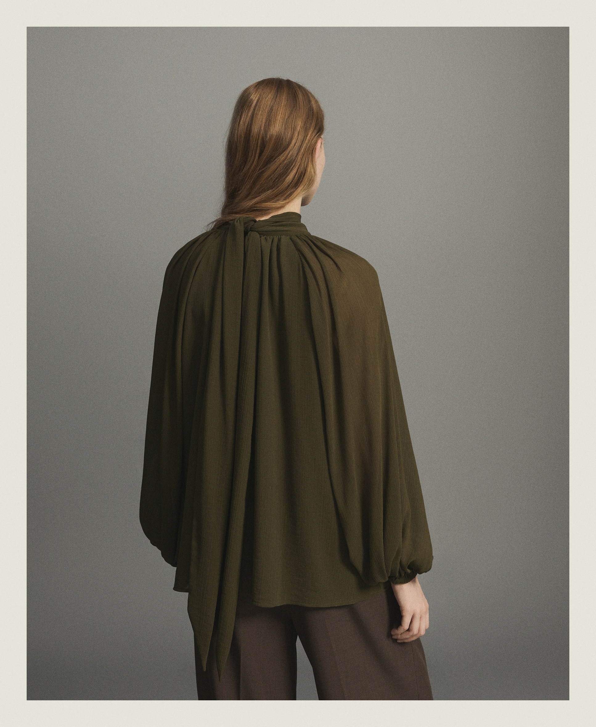 Blusa com Gola à Padre e Manga com Volume Verde-3