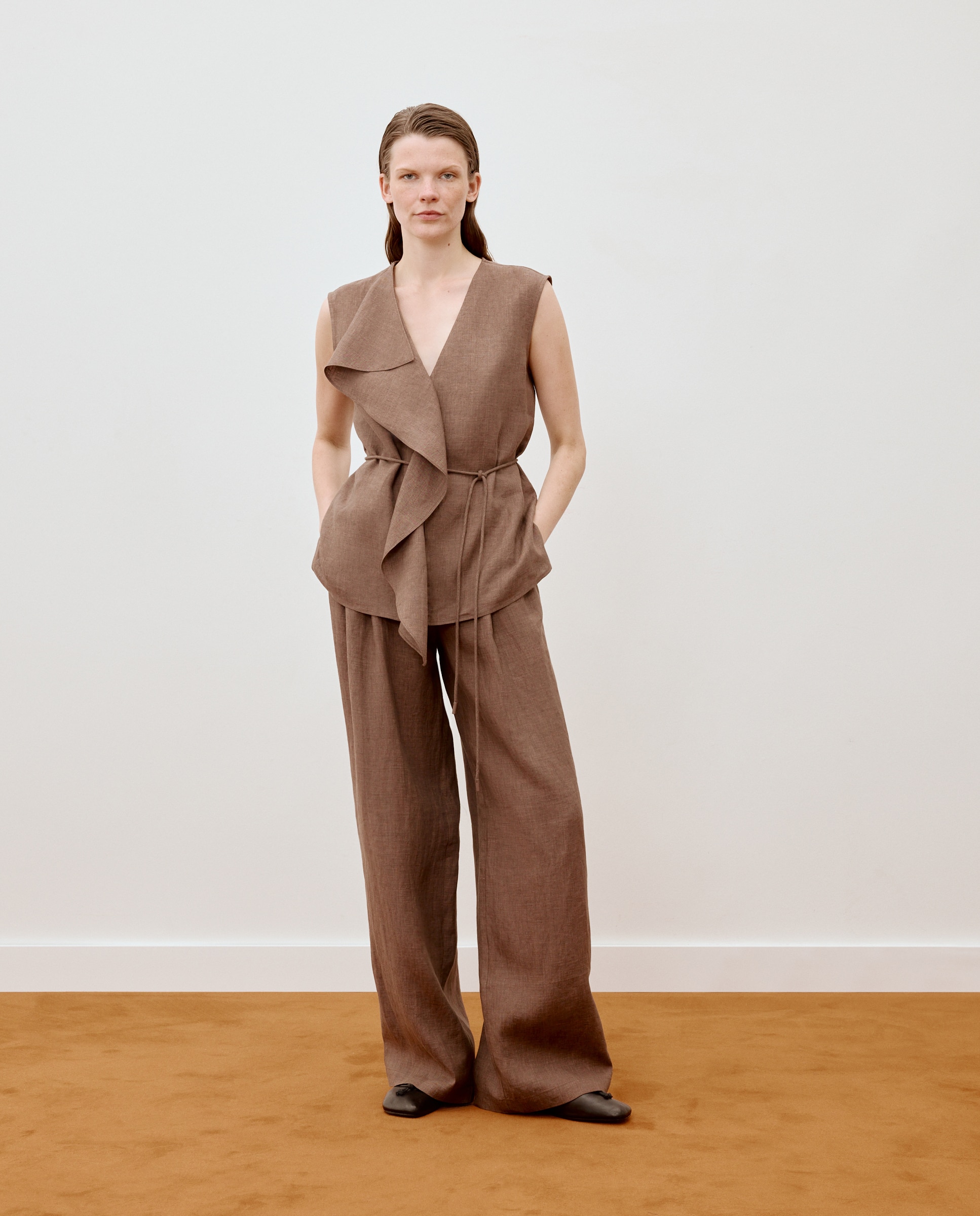 Pantalón de mujer ancho de lino con pliegues - Woman Limited El Corte Inglés - Marrón Marrón-1