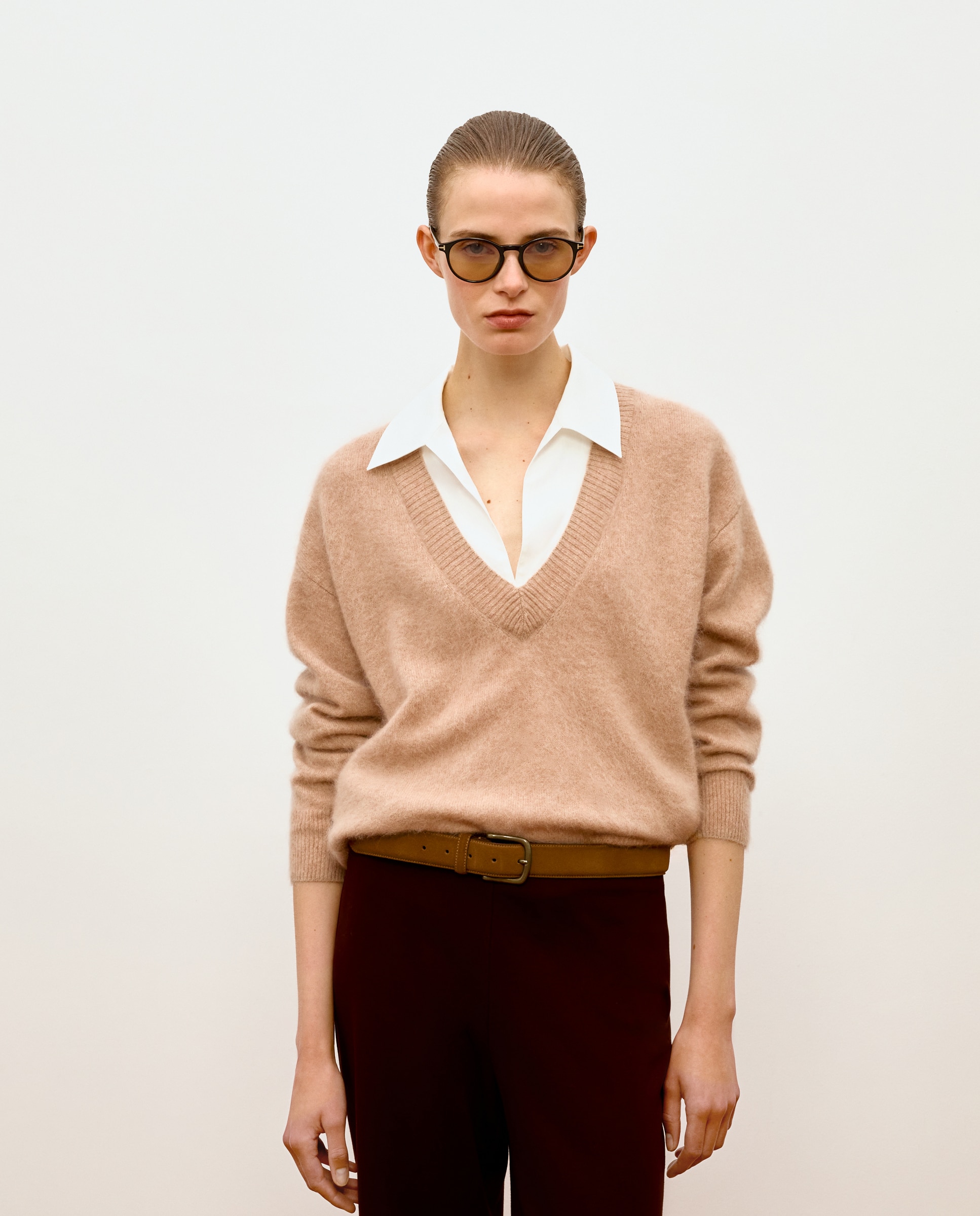 Imagen 2 de Jersey de mujer con cuello pico y camisa combinada - Woman Limited El Corte Inglés - Beige Beige
