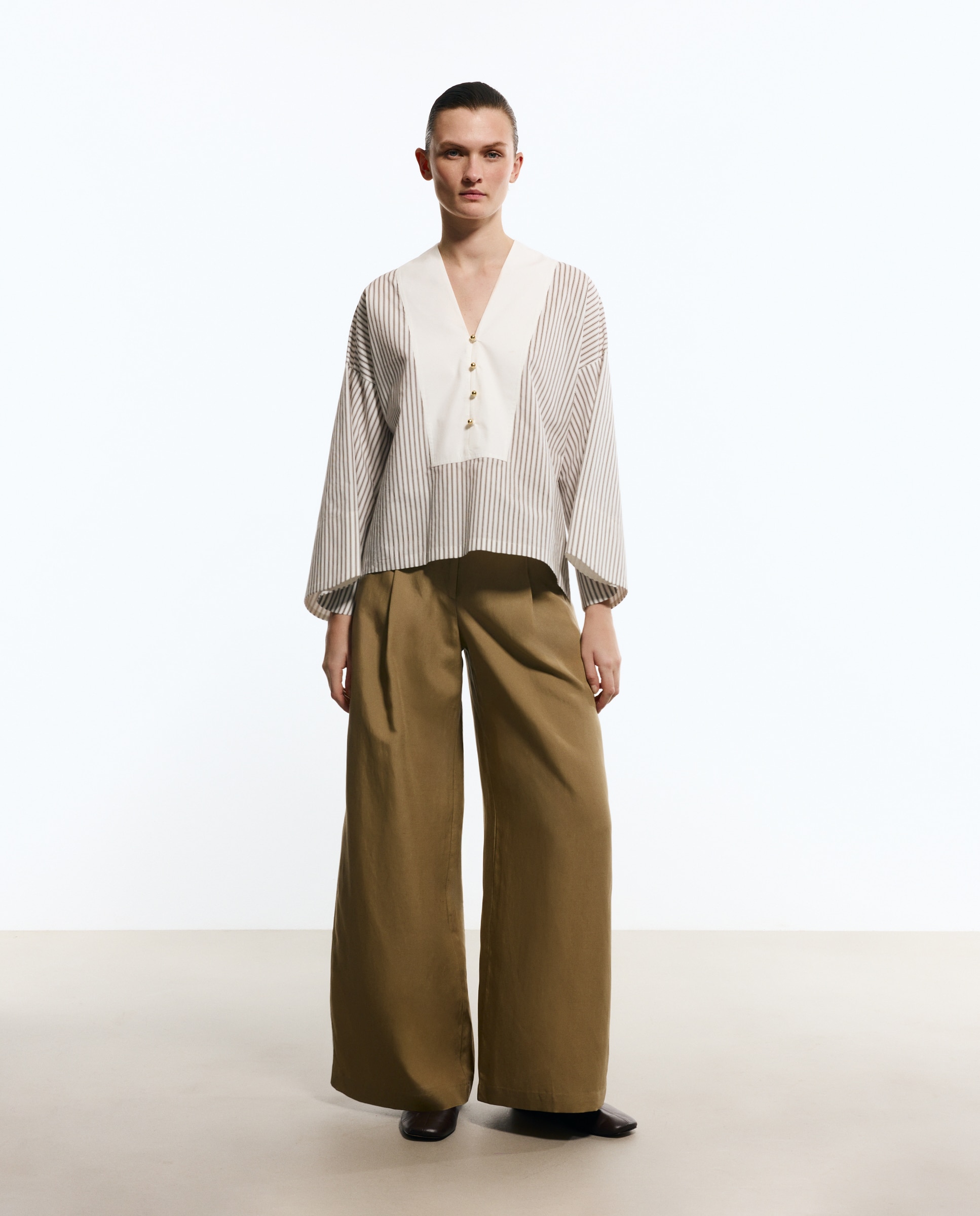 Imagem 0 de Blusa com Decote em Bico e Peitilho