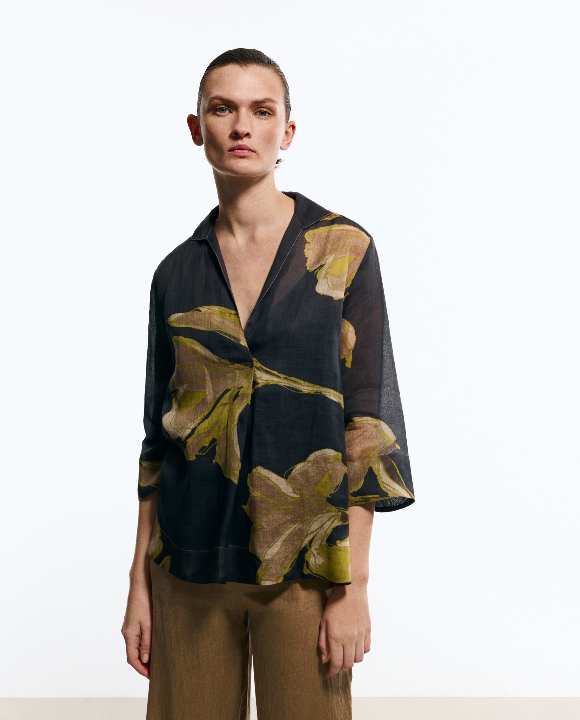 Blusa com Manga 3/4 e Decote em Bico Verde-2