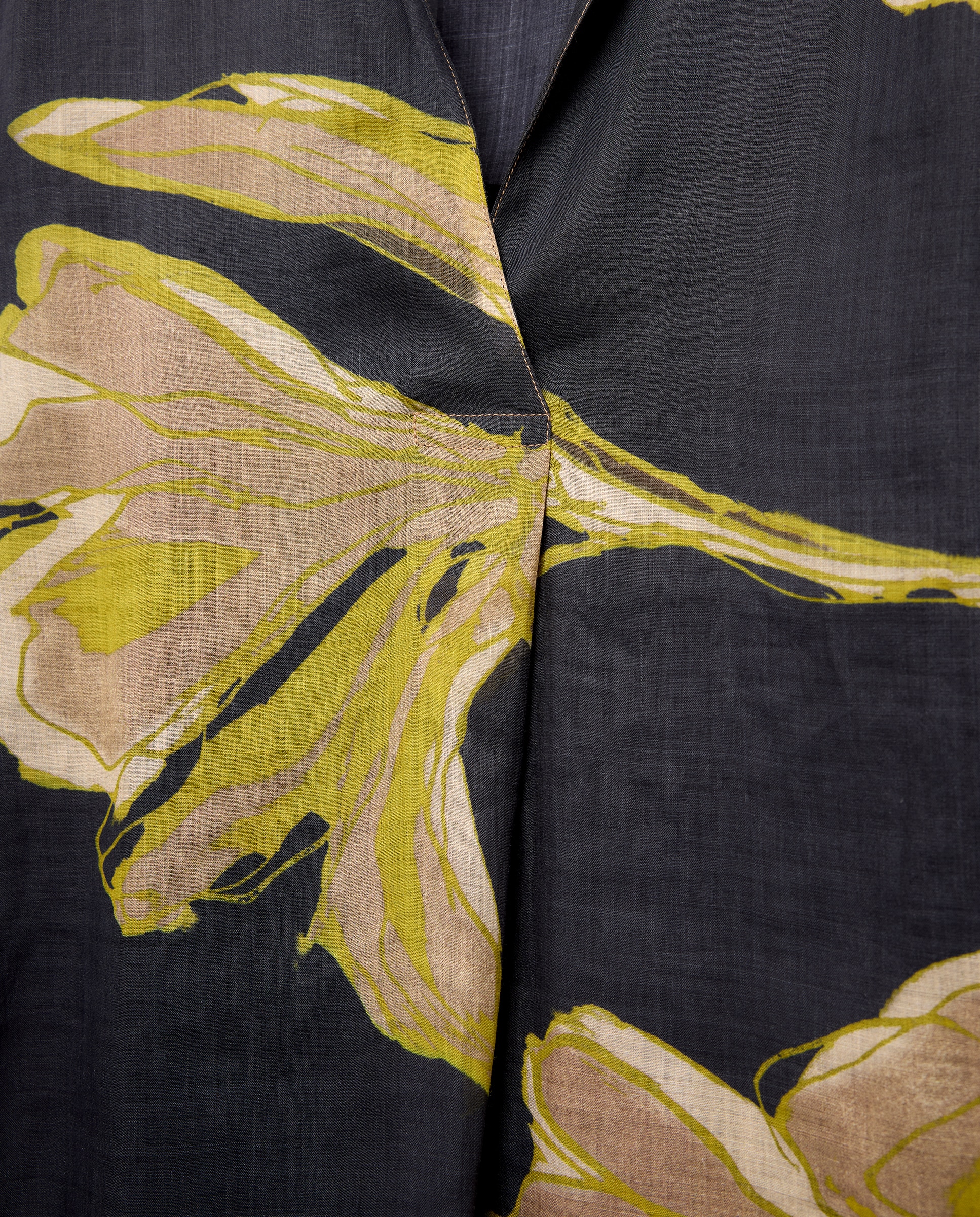 Blusa com Manga 3/4 e Decote em Bico Verde-6