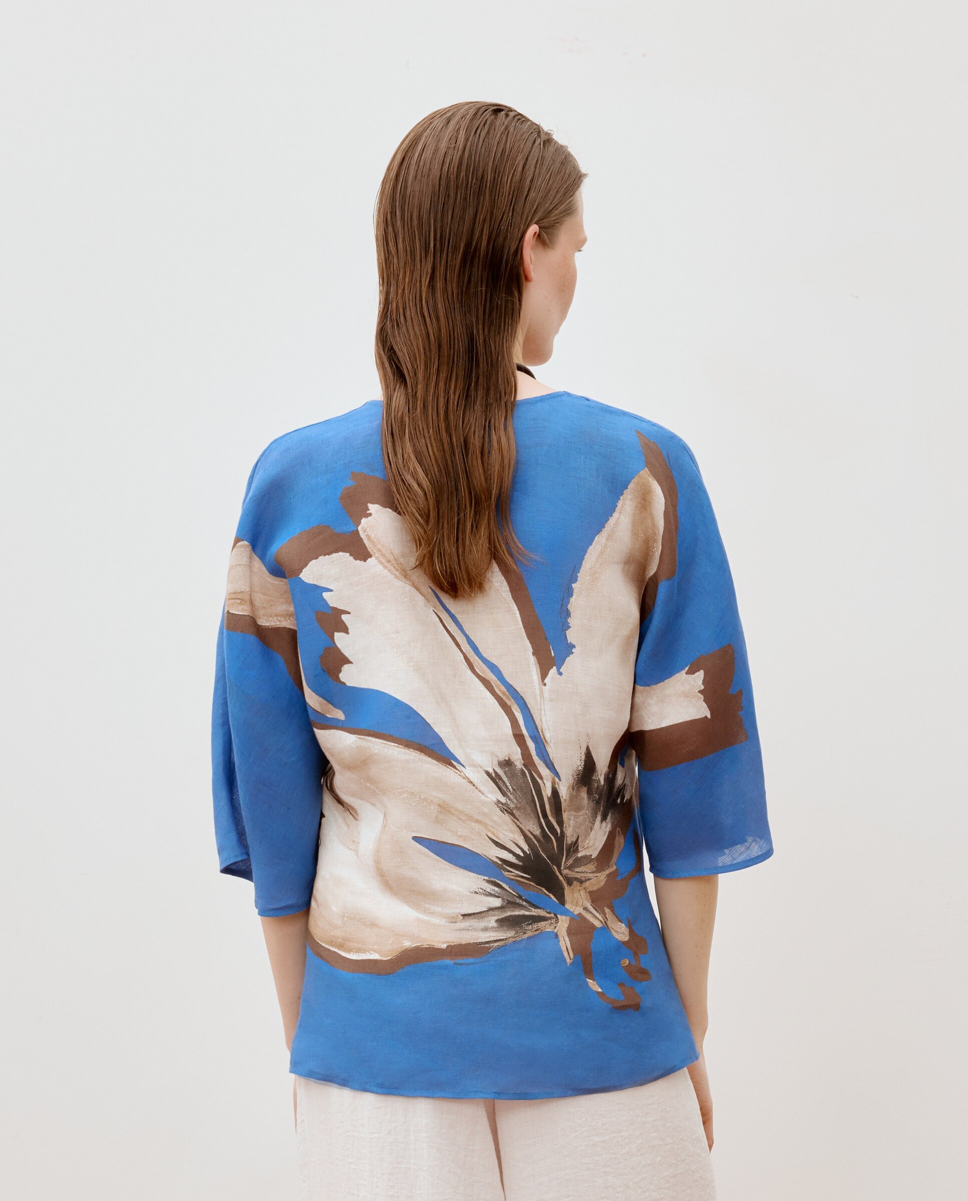 Blusa com Decote em Bico e Estampado Floral Azul-3