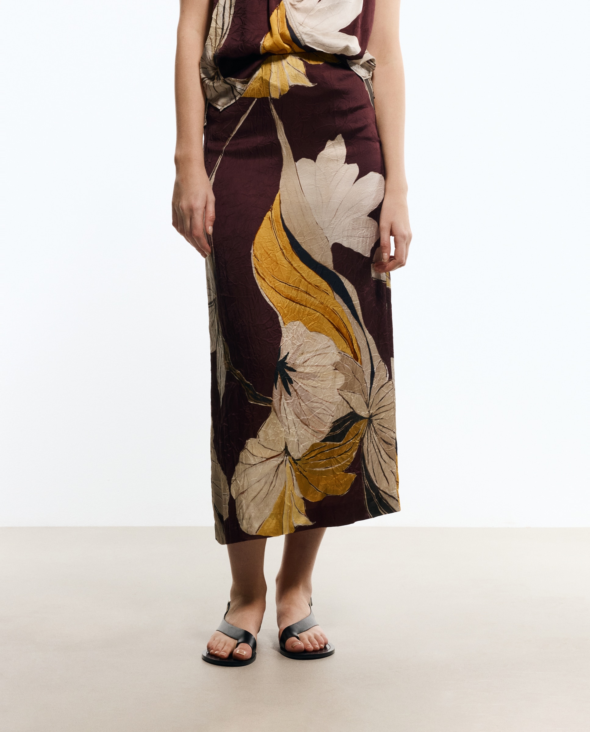 Saia Midi com Estampado Floral e Textura Vermelho-2