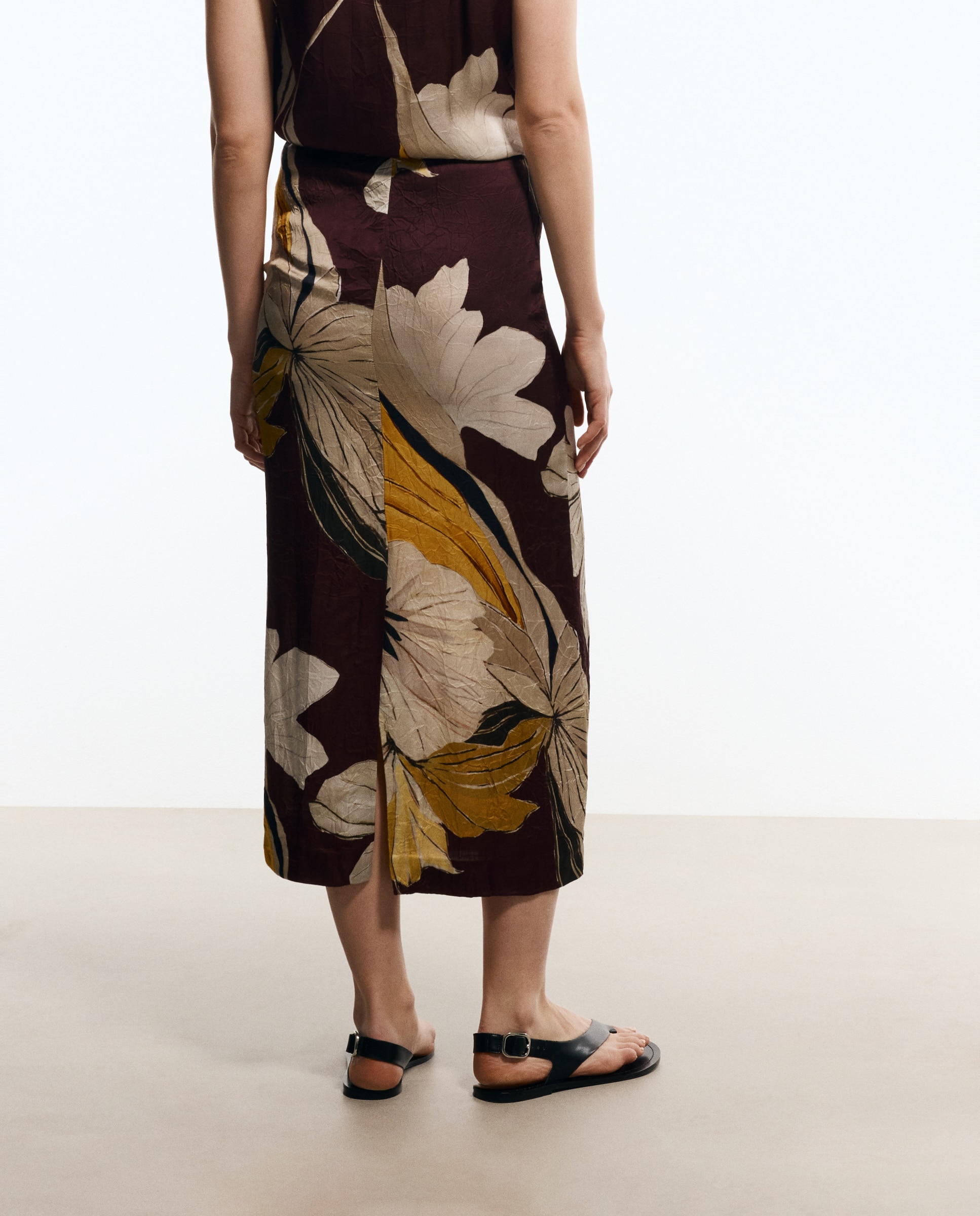 Saia Midi com Estampado Floral e Textura Vermelho-3