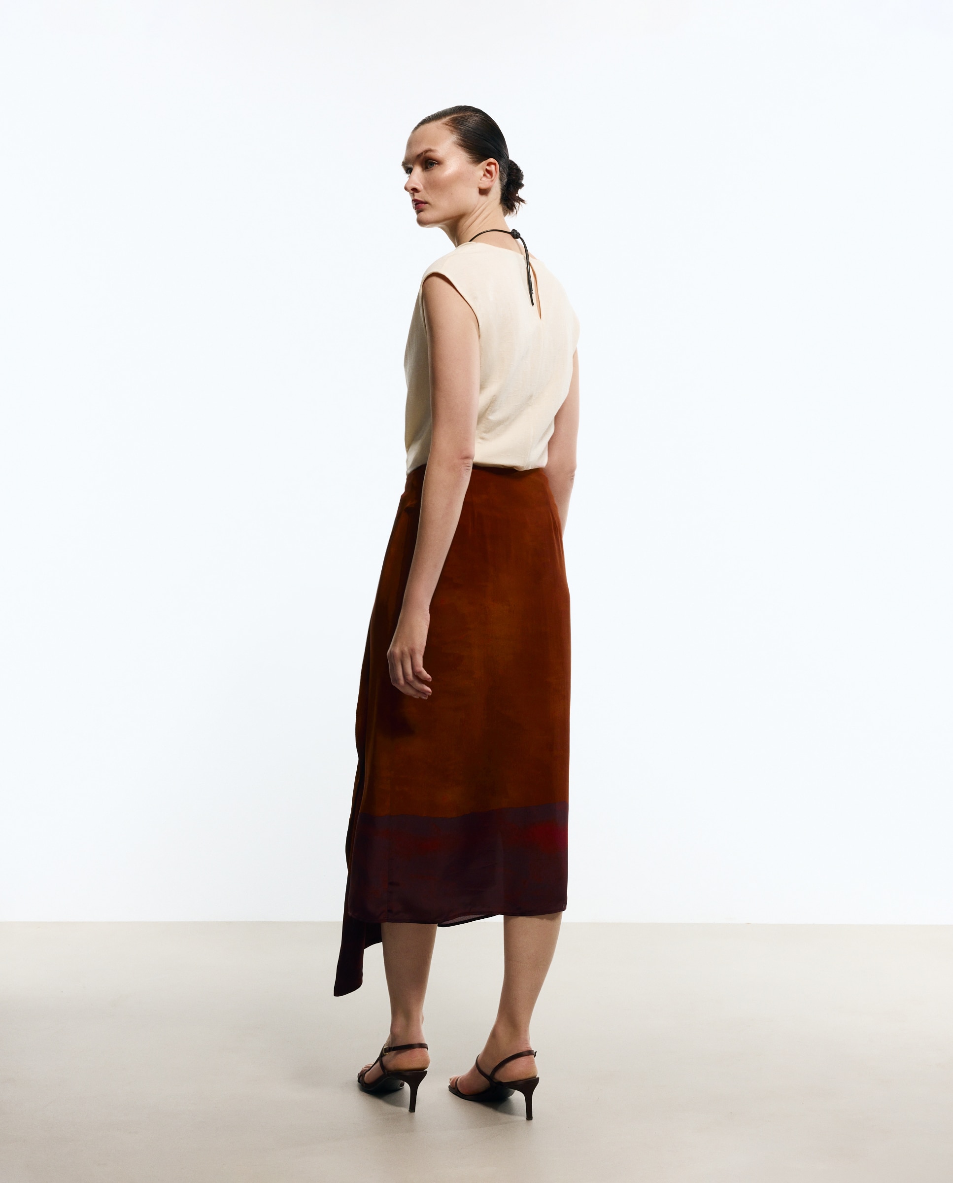 Saia Midi Envolvente com Lenço Vermelho-3