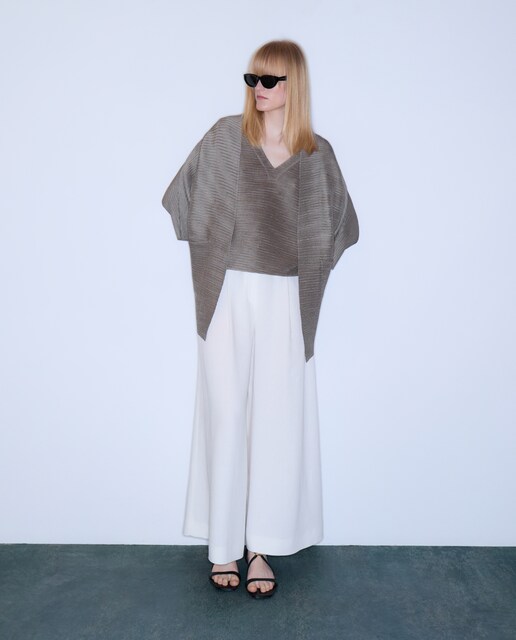 Imagem 0 de Casaco Tipo Kimono Plissado na Horizontal