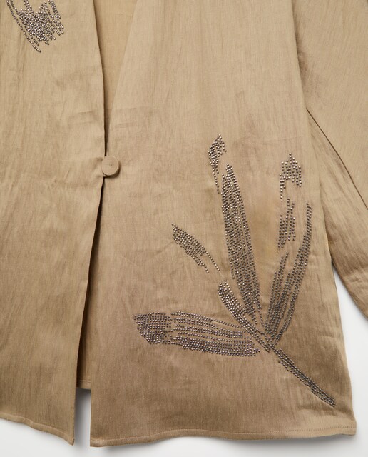 Kimono de mujer arrugado y bordado